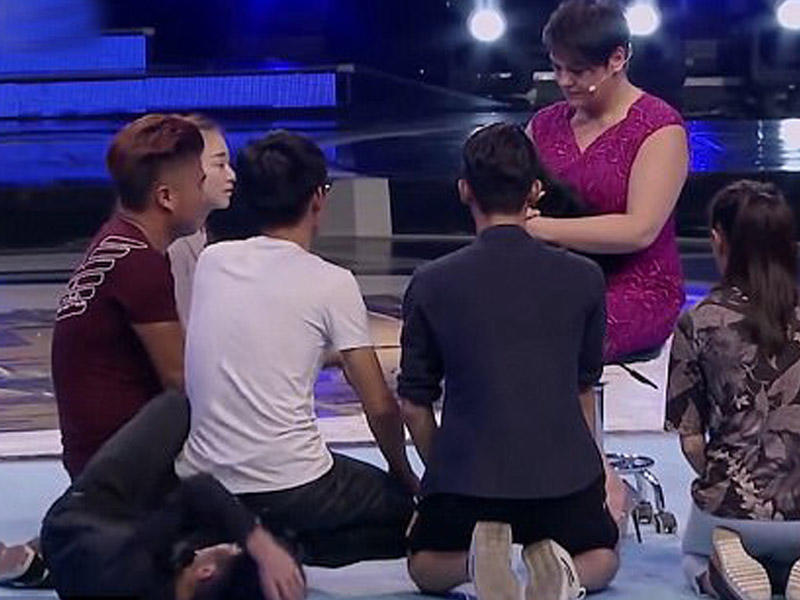 Baxışı ilə yatırdan it milyonları heyrətləndirdi - VİDEO