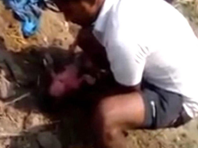 DƏHŞƏT: 6 saat əvvəl doğulan qızı diri-diri torpağa basdırdılar - VİDEO
