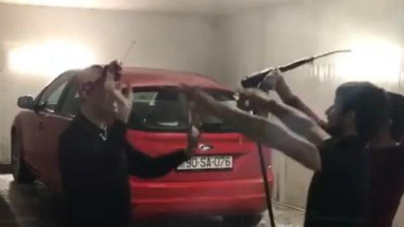 Samiraldo moykada rəqs edib, maşınını yudu - VİDEO