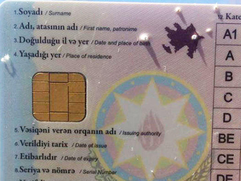 Bakıda yol polisi sürücülük vəsiqəsini deşik-deşik etdi - FOTO