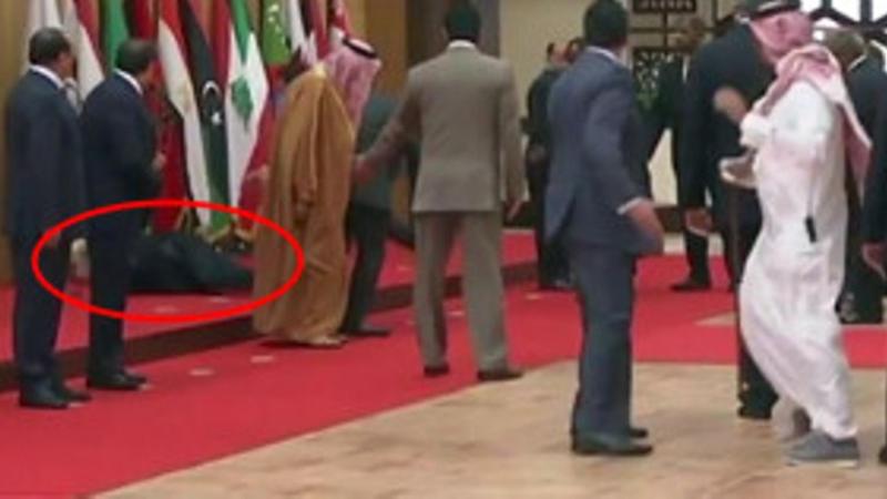 Livanın 82 yaşlı prezidenti yerə yapışdı - VİDEO