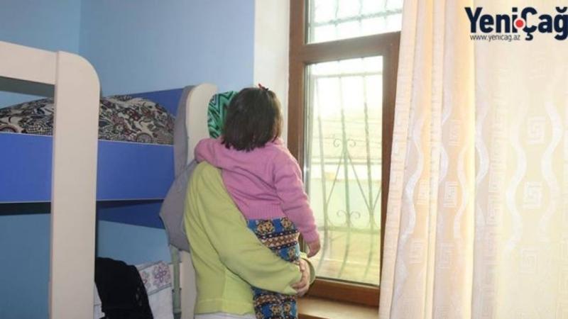 “Yoldaşım 2 yaşlı qızıma pornofilm göstərirdi” – Gənc anadan DƏHŞƏTDOLU ETİRAF