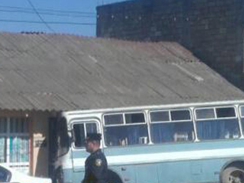 Sərnişin dolu avtobus mağazaya çırpıldı - FOTOLAR