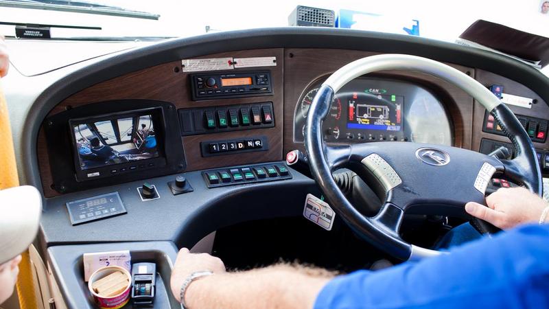 Bakıda sürücü sərnişinlə dolu avtobusda görün nə etdi.... - ŞOK GÖRÜNTÜLƏR - VİDEO