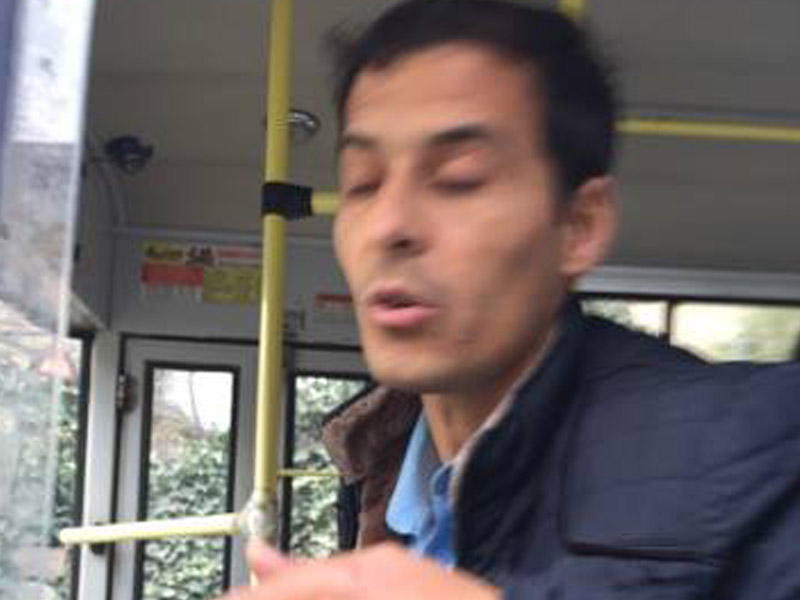 3 məktəbli ölümdən döndü, sürücü valideyni avtobusla üstündən keçməklə HƏDƏLƏDİ - FOTO