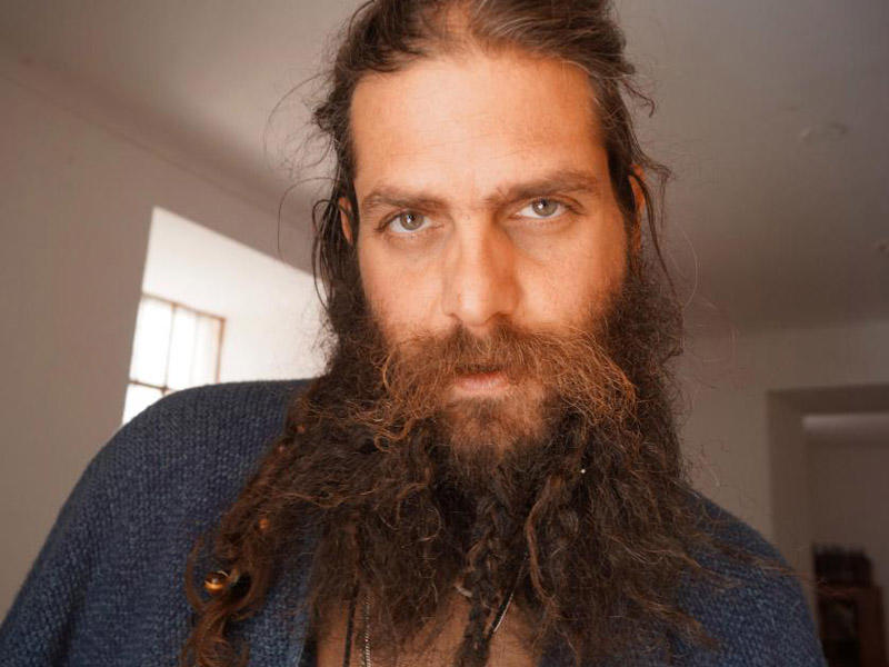 Lüks həyatından imtina edib vaqonda yaşayan milyonçu sərvətini bağışladı - VİDEO