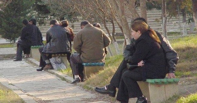 Sevgililər oxuyun: Bulvarda öpüşmək olarmı? - BU DA RƏSMİ AÇIQLAMA