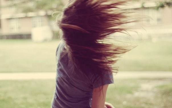 Külək qızın saçından tutub, eyvandan yerə atdı - Bakıda faciə