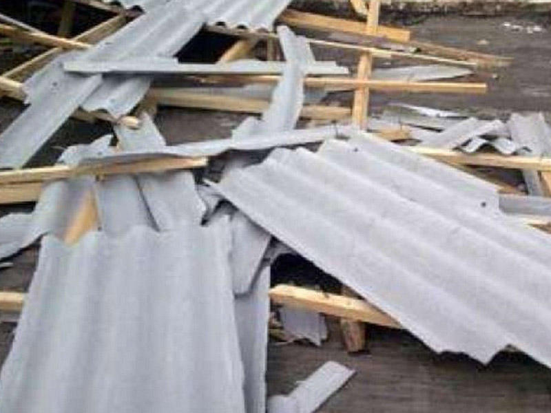 Güclü külək məktəbin dam örtüyünü uçurdu - Neftçalada