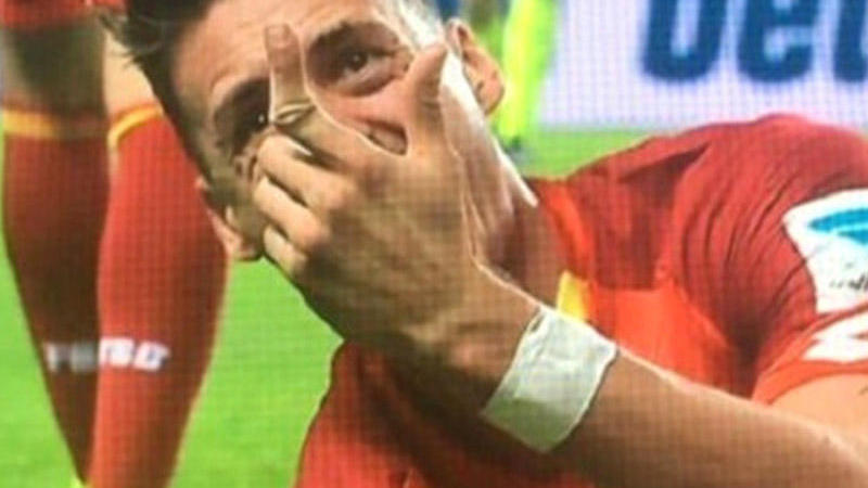 Futbolçunun barmağı sındı - VİDEO