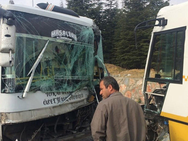 Türkiyədə tələbələri daşıyan mikroavtobuslar toqquşdu: xeyli yaralı var