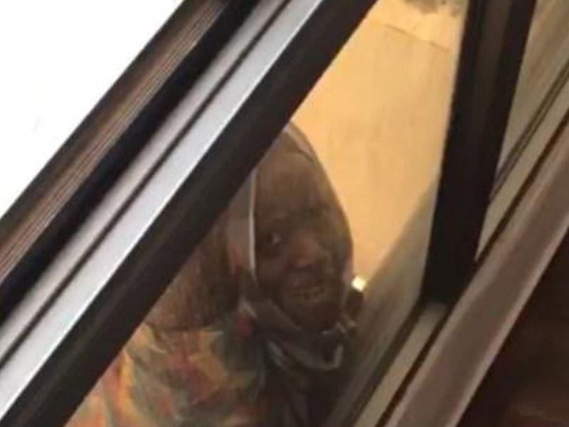 Yıxılan qadına kömək etmək əvəzinə, videoya çəkdi - VİDEO