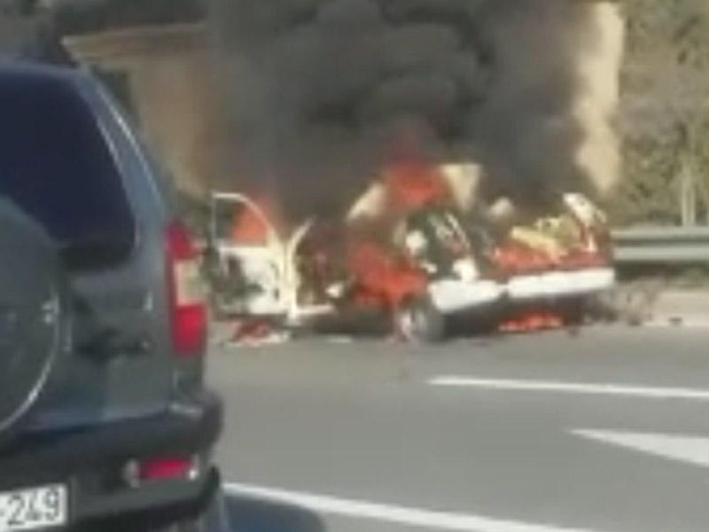 Bakıda dərmanla dolu avtomobil yanıb kül oldu - FOTO