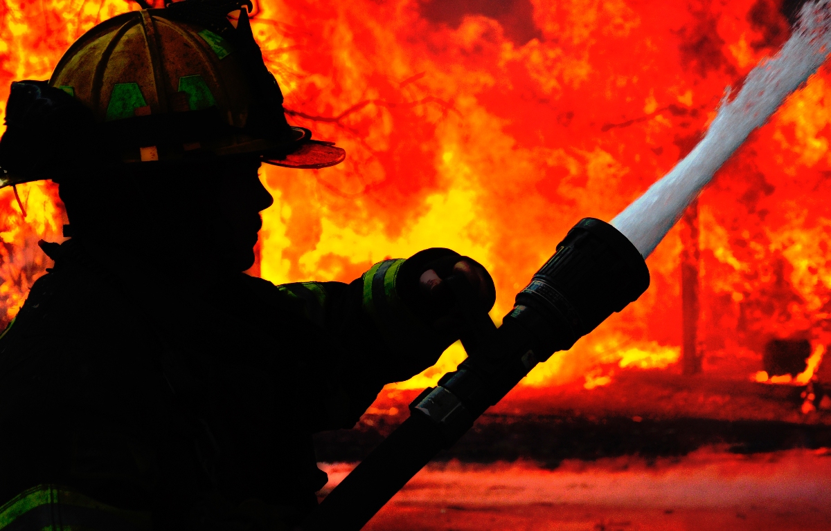 Sumqayıtda yaşayış binası yandı: 30 sakin binadan çıxarıldı