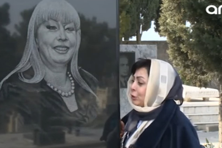 Köməkçisi İlhamə Quliyevanın qəbri üstündə ağladı: “Hər şeyi açıqlayacam” – VİDEO