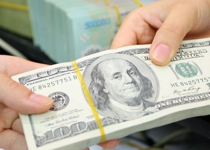 Aprelin ilk hərracında dollar ucuzlaşdı