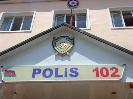 Polis bölməsinin qarşısında qollarını doğradı - BAKIDA