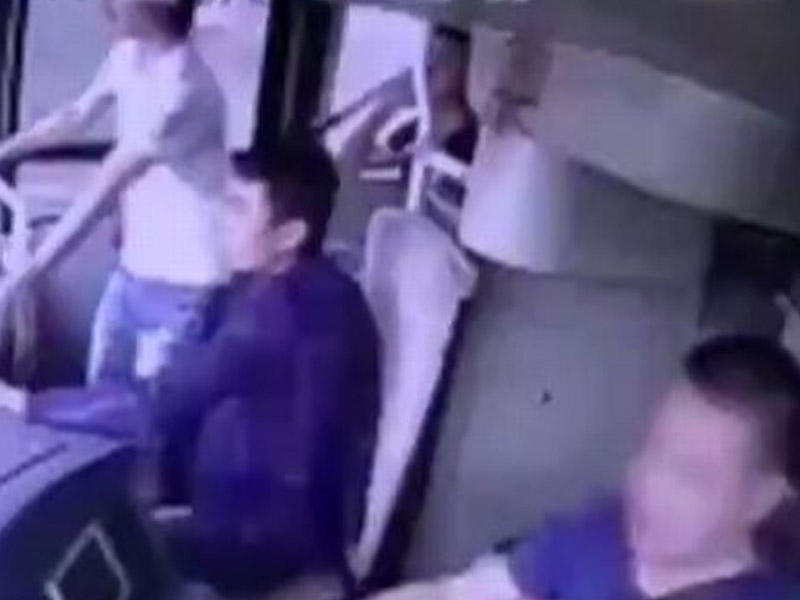 Dəhşətli avtobus qəzası: sərnişinlər qırılan pəncərədən çölə çıxdılar - VİDEO