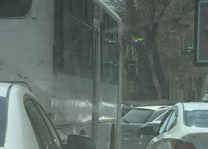 Avtobusda Azərbaycan bayrağı səhv asıldı: Heç kimin vecinə olmadı - FOTOFAKT