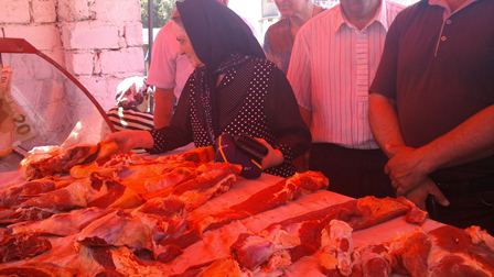 ƏT MÜƏMMASI: Rayonda 10, yarmarkada 7 manat: “Ya fermerin başı xarabdır, ya da ki, ət ölü, xəstə heyvanındır