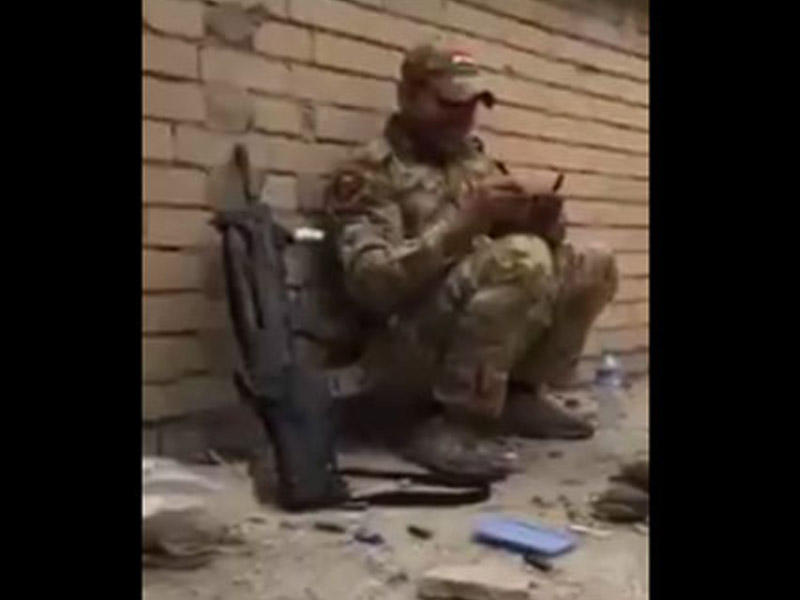 İŞİD-ə qarşı döyüş zamanı silahını yerə qoyan polisdən İLGİNC ADDIM - VİDEO