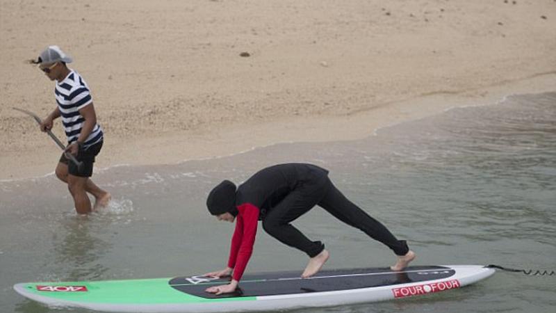 Məşhur aktrisa çimərliyə müsəlmansayağı geyimdə gəldi - FOTOLAR