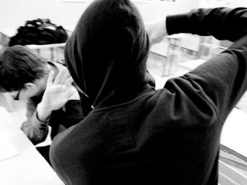 Məktəbə girib şagirdi boğmaq istədi - Azərbaycanda