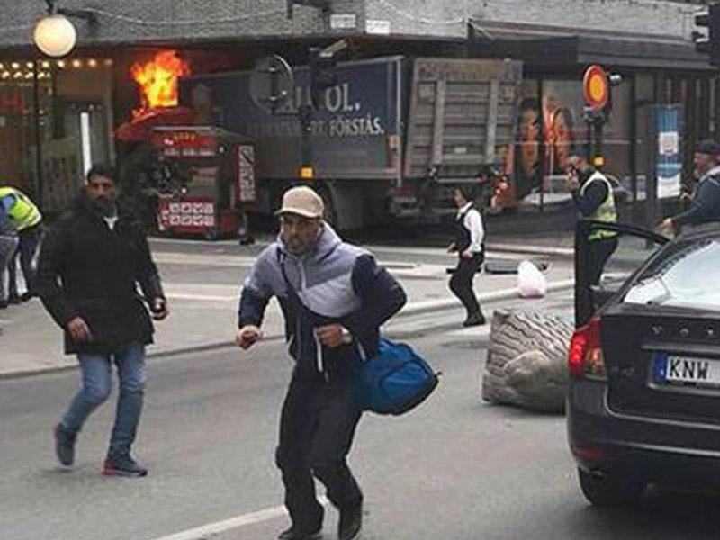 Stokholmda yük maşını kütləyə çırpıldı - Ölənlər var - VİDEO 