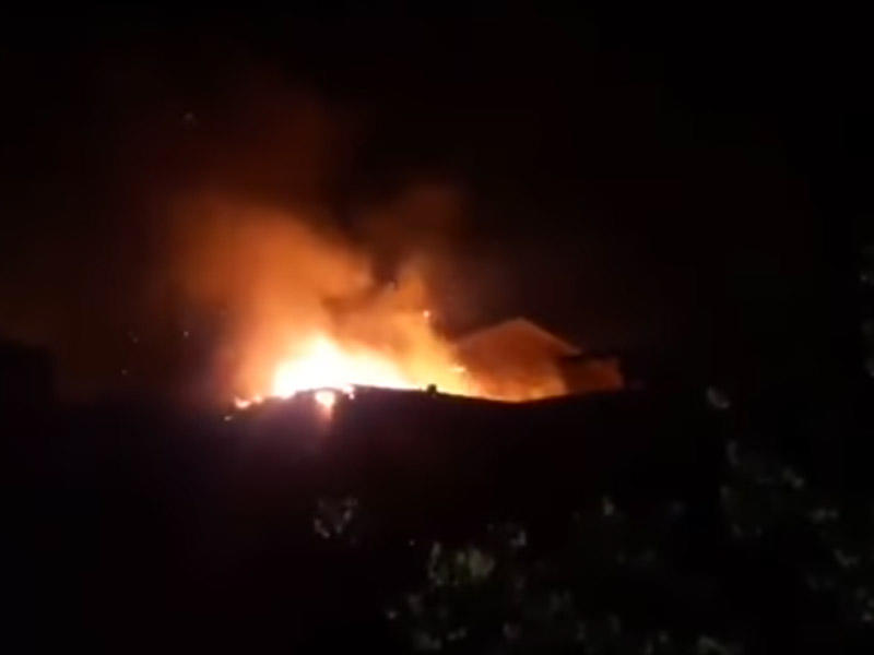 Sumqayıtda evi ildırım vurub yandırdı - VİDEO