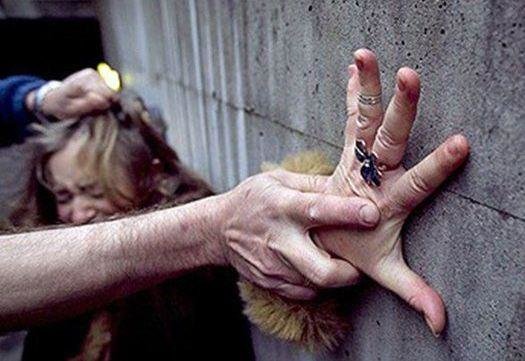 BİABIRÇILIQ! Gənc qızı sevgilisinin gözü qarşısında zorladılar