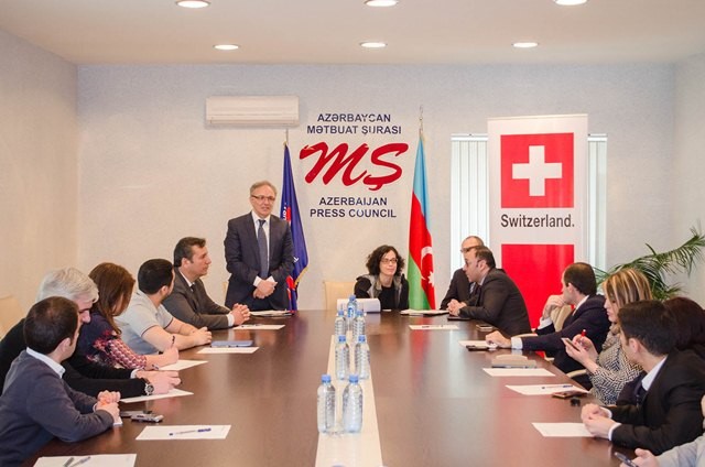 İsveçrəli ekspert jurnalistlərə seminar keçdi – FOTOLAR