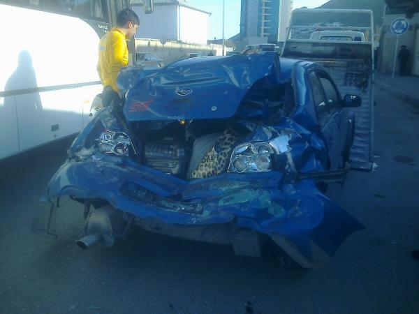 Paytaxtda ağır qəza: Maşın avtobusa çırpıldı - FOTO