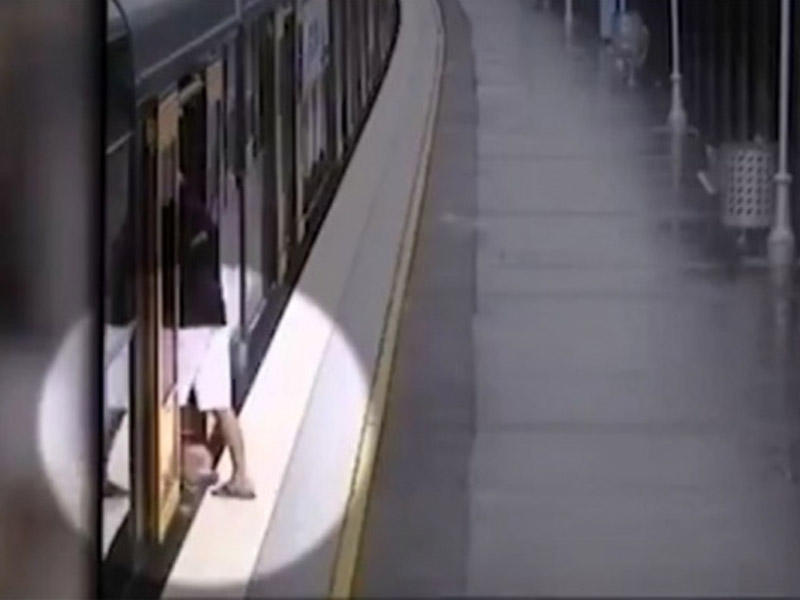 Uşaq qatarla stansiya arasındakı boşluğa düşdü - VİDEO