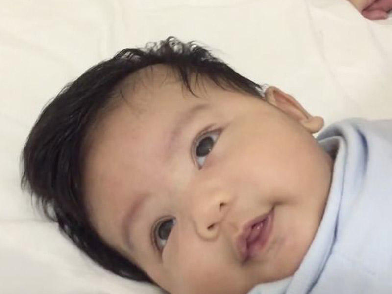 Ata 40 saniyədə uşağını yatdırmağın maraqlı üsulunu tapdı - VİDEO