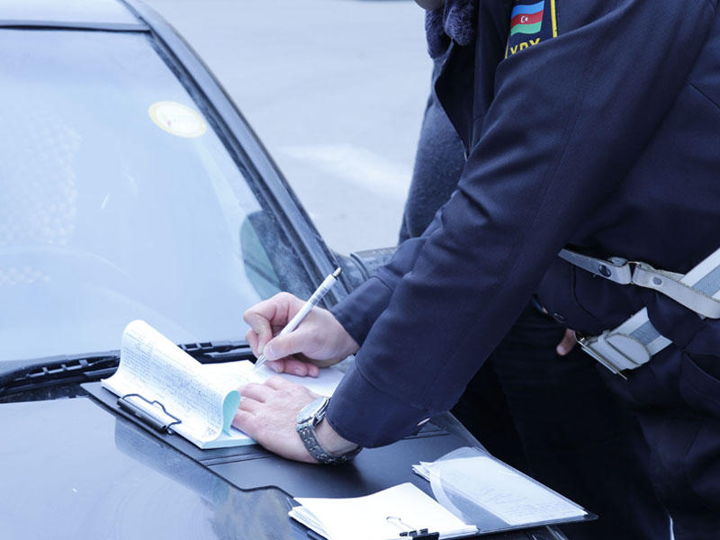 Sürücü telefona görə yazılan cəriməni smartfon adı ilə ləğv etdirdi - FOTO