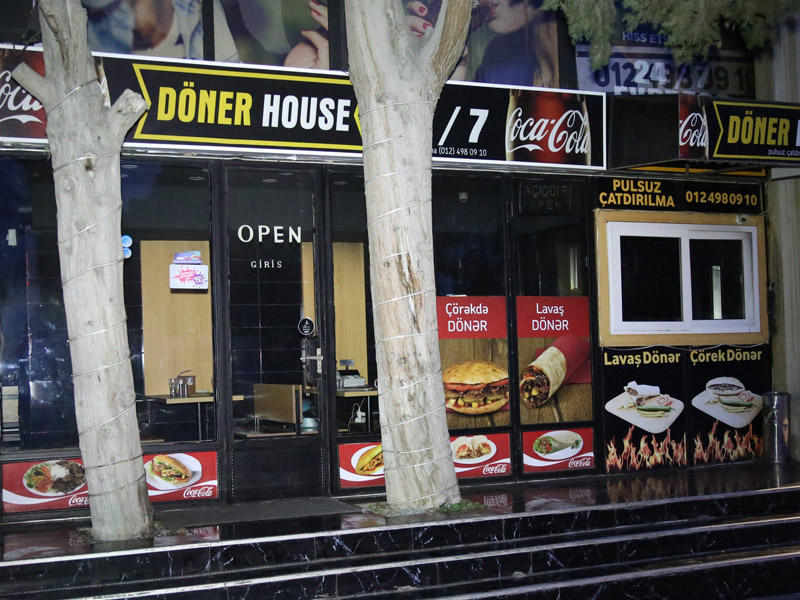 Bakıda məşhur dönərxana YANDI - VİDEO 