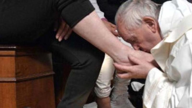 Roma papası mafiya üzvünün önündə diz çökdü, AYAQLARINI ÖPDÜ və YUDU - VİDEO