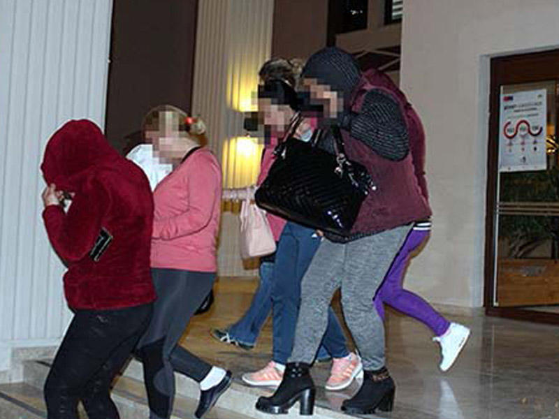 Polis masaj salonuna basqın etdi: yüzlərlə prezervativ, cinsi gücü artırıcı həb... - FOTO