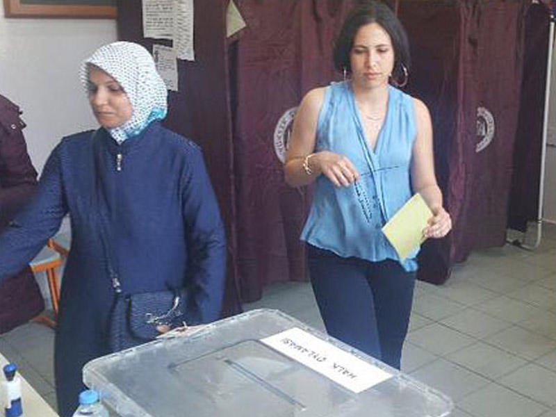 Hülya Avşarın qızı seçki məntəqəsində biabır oldu - VİDEO