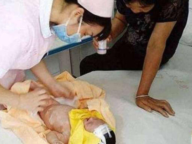 Ailəsi tərəfindən diri-diri basdırılan uşağın MÖCÜZƏVİ QURTULUŞU