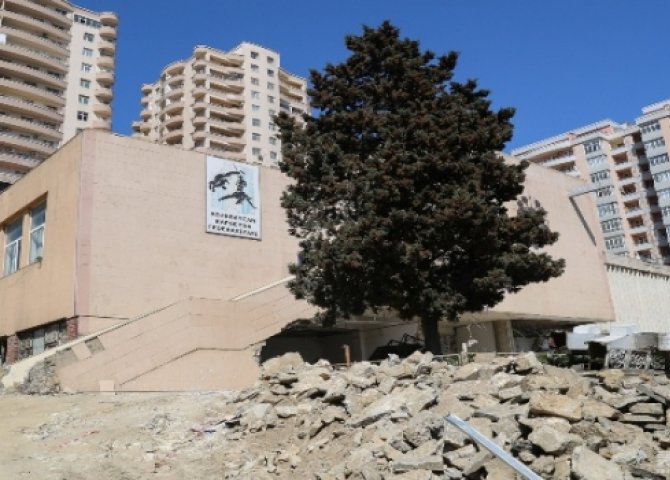 Yasamalda tikinti dayandırılan ərazidən texnika çıxarıldı - VİDEO