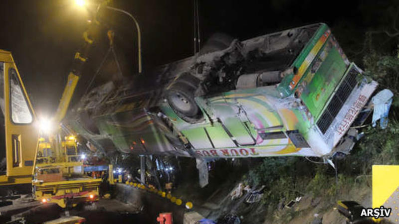 Çində avtobus çaya düşdü - 10 nəfər öldü