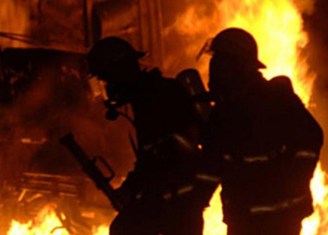 Bakıda çoxmərtəbəli binada yanğın - 10 nəfər təxliyə edildi