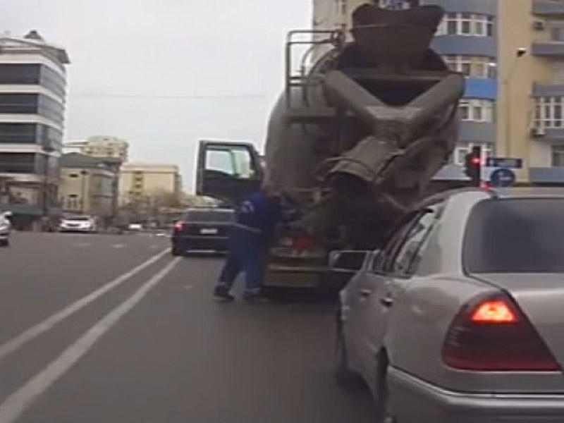 Yük maşını yola beton tökə-tökə gedir - Bakıda - VİDEO