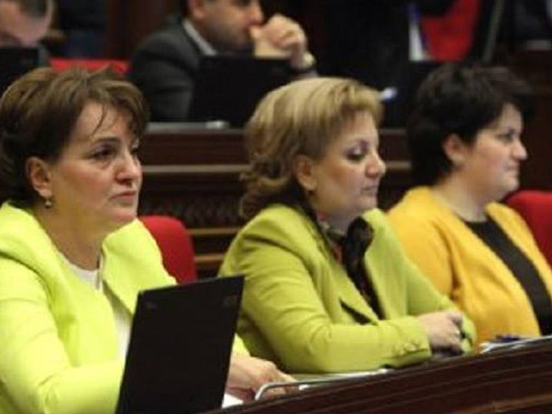 Ermənistanda qadın deputatlar bir-birilərini 