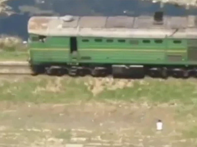 Bakıda dəmir yolunda macəra - Qatarı qıza görə saxladı - VİDEO