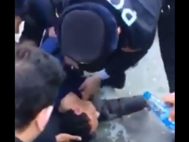 Bakıda avtobusda huşunu itirən şəxsi polislər belə xilas etdilər - VİDEO