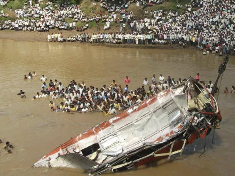 Avtobus çaya düşdü - 44 ölü - Hindistanda