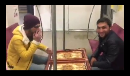 Azərbaycanlılar Polşa metrosunda nərd oynayır - Kef əhli - VİDEO