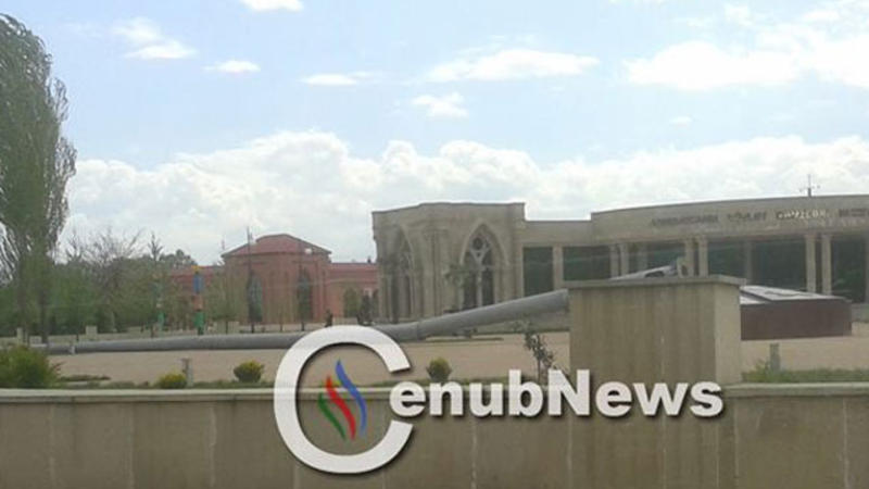 Bayraq dirəyi yerindən qopdu - FOTO